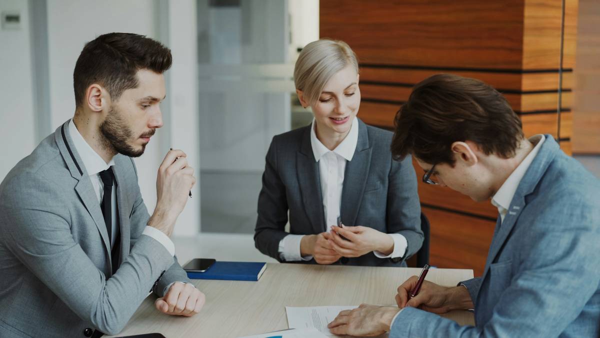 Bar chart showing 68% of SMBs use personal devices for business calls, 73% of B2B buyers expect dedicated lines, and 32% of leads are lost from missed calls