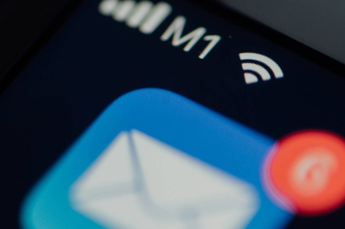 Infographic showing 78% of prospects don't return calls after poor voicemails, 62% prefer phone contact in B2B, and average voicemail length is 34 seconds
